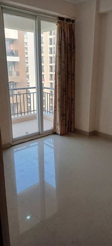 Room in 2 BHK Apartment at Amrapali Golf Homes, Sector 4, Greater Noida – for Sale