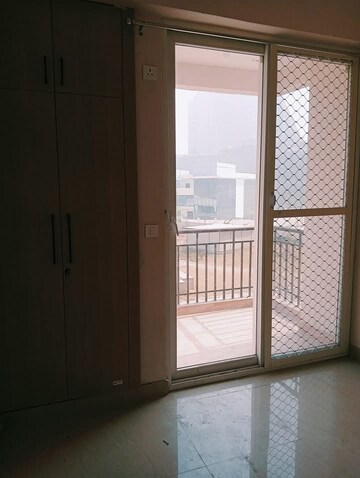 Room in 3 BHK Apartment at Amrapali Golf Homes, Sector 4, Greater Noida – for Sale