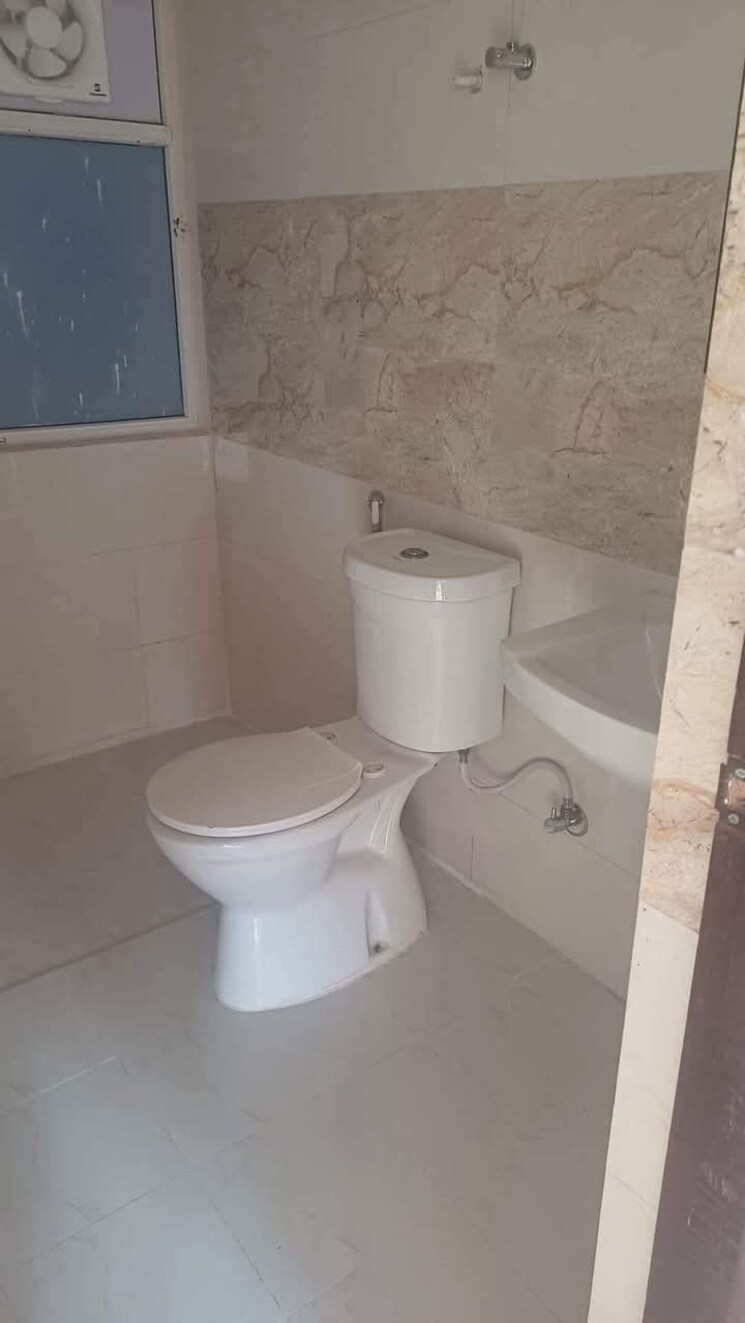 Bathroom, amrapali-golf-homes 3 Bedroom 1115 Sq.Ft. Apartment In Sector 4, Greater Noida Greater Noida 8010454