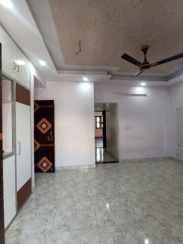 Room in 2.5 BHK Apartment at Paschim Vihar – for Rent