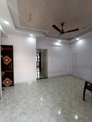 Parking in 2.5 BHK Apartment at Paschim Vihar – for Rent