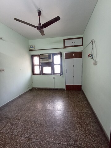 Room in 2.5 BHK Apartment at Paschim Vihar – for Rent