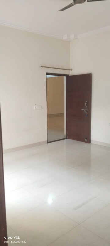 Master Bedroom in 2.5 BHK Independent House at Gomti Nagar – for Rent