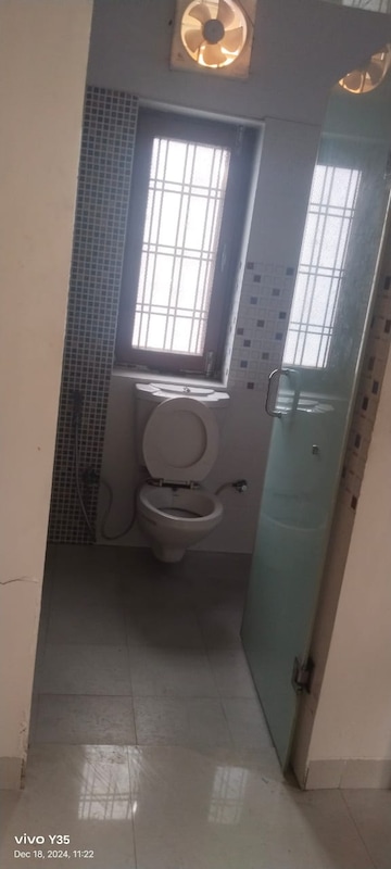 Bathroom in 2.5 BHK Independent House at Gomti Nagar – for Rent