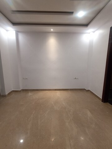 Room in 3.5 BHK Apartment at Paschim Vihar – for Rent
