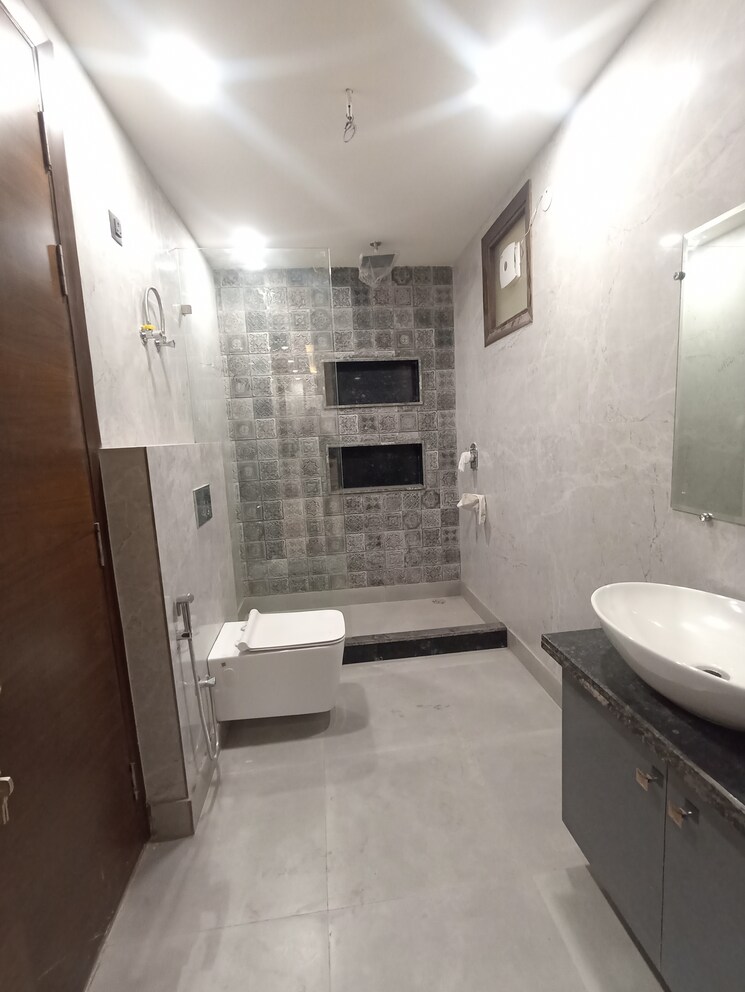 Bathroom, paschim vihar 3.5 Bedroom 1400 Sq.Ft. Apartment In Paschim Vihar Delhi 8010678