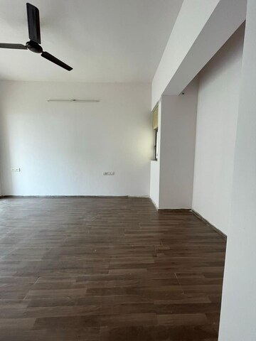 Room in 4 BHK Apartment at Dosti Majesta, Ghodbunder Road – for Rent