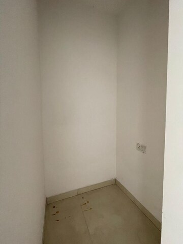 Room in 4 BHK Apartment at Dosti Majesta, Ghodbunder Road – for Rent