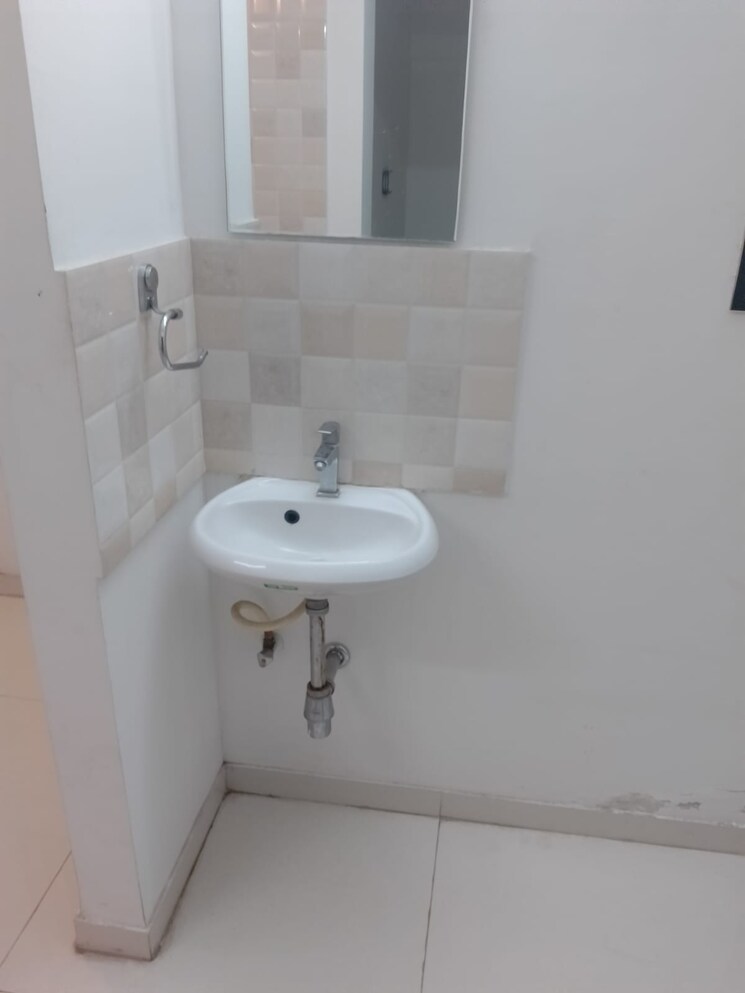 Bathroom, sukanto-roy-surobhi-enclave 2 Bedroom 890 Sq.Ft. Apartment In Aundh Pune 8010864