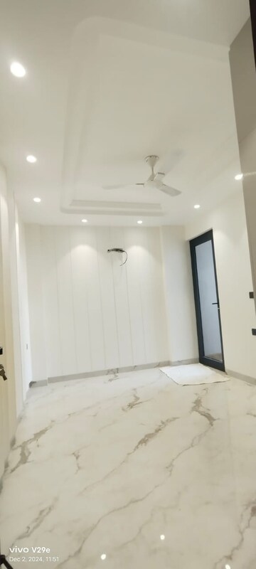 Bathroom in 3 BHK Builder Floor at SS Southend Floors, South City 2 – for Rent