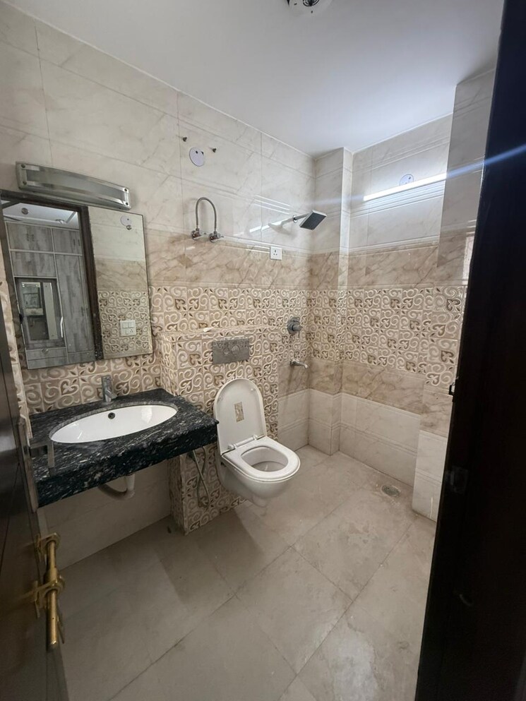 Bathroom, unitech-south-city-ii 3 Bedroom 1326 Sq.Ft. Builder Floor In Sector 50 Gurgaon 8011064