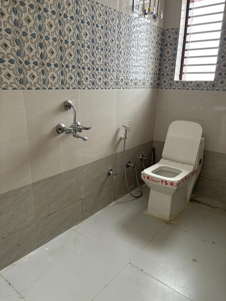 Bathroom, unitech-south-city-ii 3 Bedroom 1326 Sq.Ft. Builder Floor In Sector 50 Gurgaon 8011064