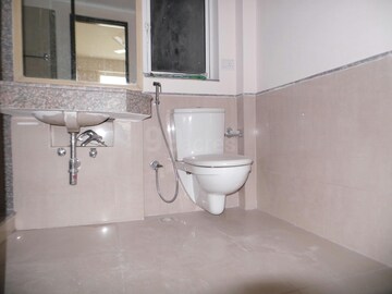 Bathroom in 4 BHK Apartment at DLF The Summit, Dlf Phase V – for Rent