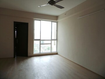 Room in 4 BHK Apartment at DLF The Summit, Dlf Phase V – for Rent