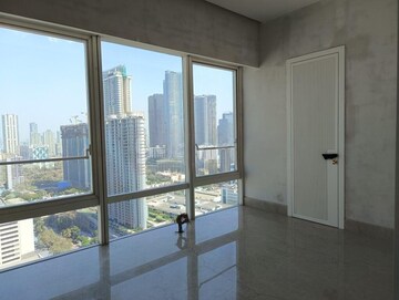 Room in 3 BHK Apartment at Indiabulls Blu, Worli – for Rent