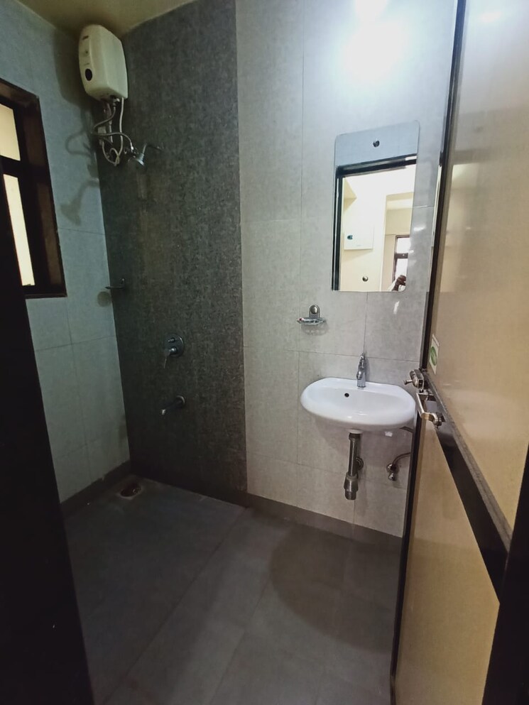 Bathroom, hiranandani-gardens 4 Bedroom 3470 Sq.Ft. Apartment In Powai Mumbai 8011183