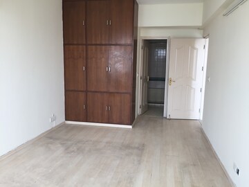 Room in 4 BHK Apartment at DLF Westend Heights, Sector 53 – for Rent