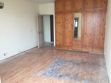 Room in 4 BHK Apartment at DLF Westend Heights, Sector 53 – for Rent