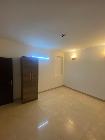Room in 3 BHK Builder Floor at Green Park – for Rent