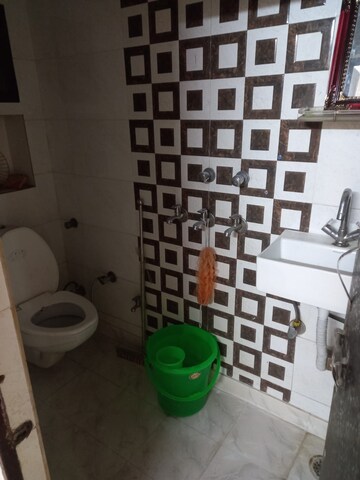 Bathroom in 1.5 BHK Apartment at Paschim Vihar – for Rent