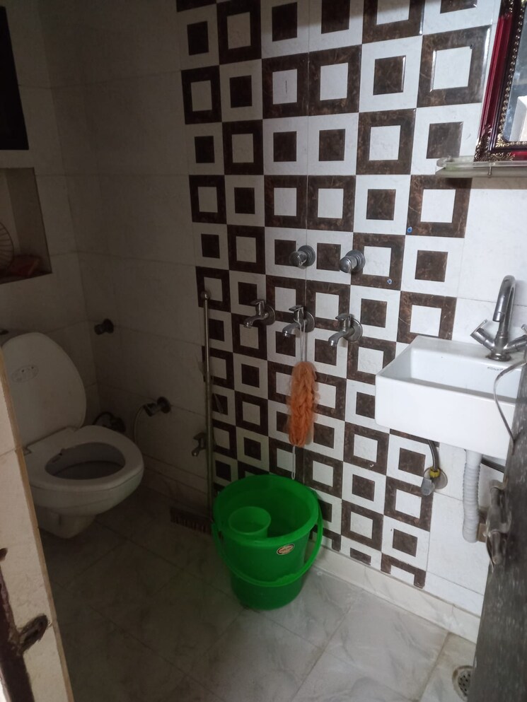 Bathroom, paschim vihar 1.5 Bedroom 40 Sq.Yd. Apartment In Paschim Vihar Delhi 8011781