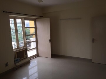 Room in 3.5 BHK Builder Floor at Ansal Harmony Homes, Sector 57 – for Rent