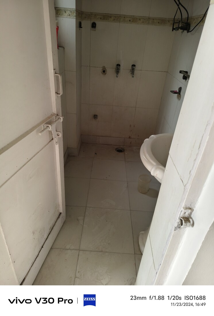 Bathroom, vasundhara enclave 3 Bedroom 1500 Sq.Ft. Apartment In Vasundhara Enclave Delhi 8011878