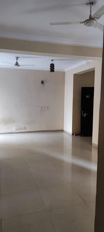 Room in 2 BHK Apartment at Gomti Nagar – for Rent