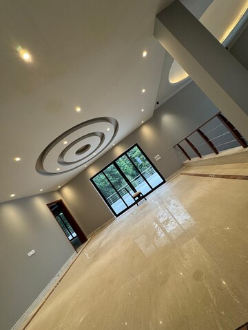 Furnished Amenities in 4 BHK Builder Floor at Panchsheel Park – for Sale