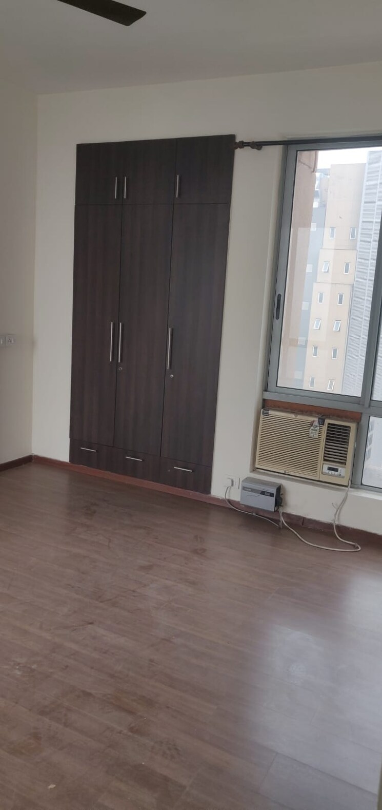 Master Bedroom, pioneer-park-phase-1 3 Bedroom 1700 Sq.Ft. Apartment In Sector 61 Gurgaon 8011945