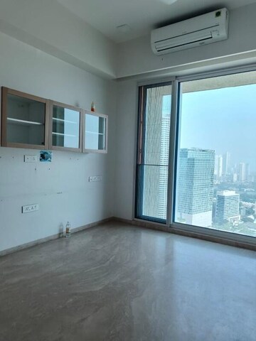 Room in 5 BHK Apartment at Raheja Imperia, Worli – for Rent