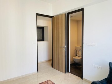 Room in 2.5 BHK Apartment at Lodha Parkside, Worli – for Rent