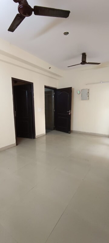 Room in 2 BHK Apartment at Amrapali Silicon City, Sector 76 – for Rent