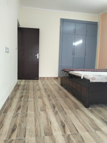 Room in 3 BHK Apartment at Amrapali Silicon City, Sector 76 – for Rent