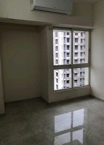 Room in 2 BHK Apartment at Lodha Amara, Kolshet Road – for Rent