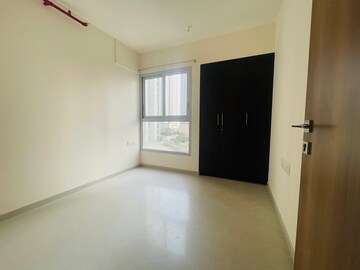 Room in 2 BHK Apartment at Piramal Vaikunth, Balkum Pada – for Rent