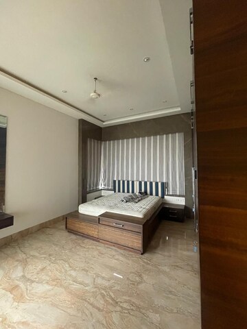 Room in 5 BHK Apartment at Kalpataru Horizon, Worli – for Rent