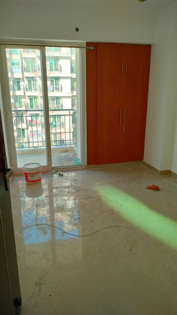 Room in 3.5 BHK Apartment at Galaxy North Avenue ll, Gaur City 2  – for Rent