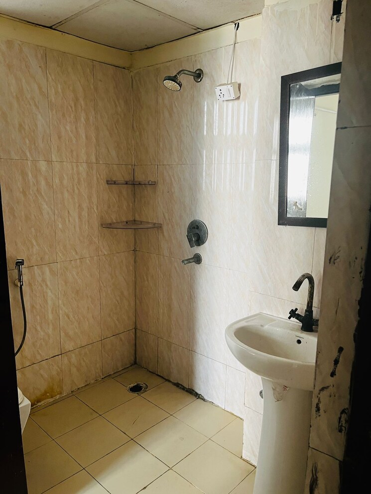 Bathroom, jaypee-kalypso-court 2 Bedroom 2073 Sq.Ft. Apartment In Sector 128 Noida 8012420