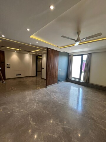 Room in 3 BHK Builder Floor at Sector 16 – for Rent