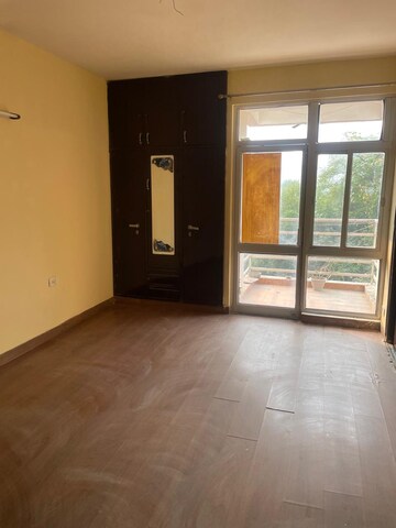 Room in 3 BHK Apartment at Piyush Heights, Sector 89 – for Rent