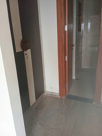 Building Lobby in 3 BHK Builder Floor at BPTP Eden Estate, Sector 81 – for Rent