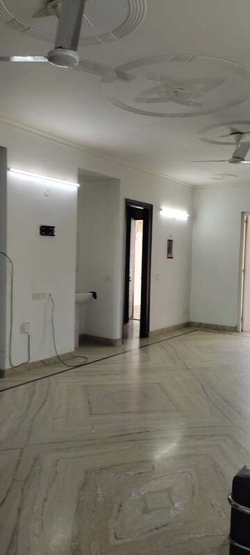 Room in 3 BHK Builder Floor at Unitech Arcadia, South City 2 – for Rent