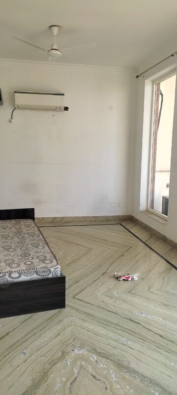 Room in 3 BHK Builder Floor at Unitech Arcadia, South City 2 – for Rent