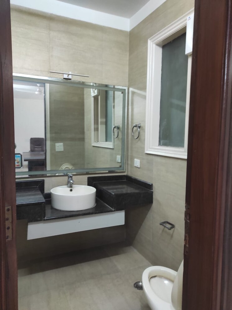 Bathroom, green park 4 Bedroom 2700 Sq.Ft. Builder Floor In Green Park Delhi 8012514