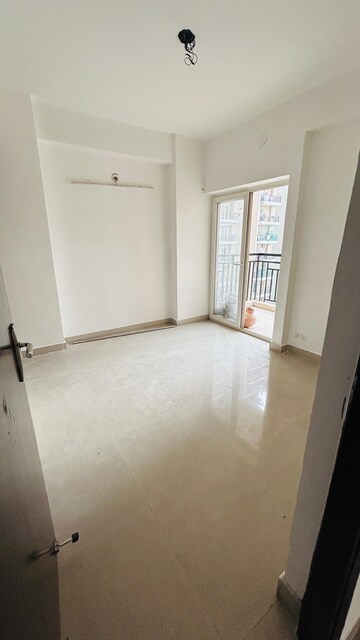 Room in 3 BHK Apartment at Nirala Estate II, Tech Zone 4 Greater Noida – for Sale
