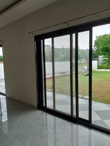 Room in 2 BHK Villa at DLF Alameda, Sector 73 – for Rent