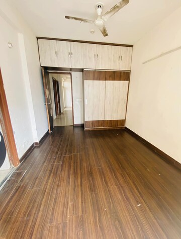 Room in 3 BHK Apartment at Sector 16c Greater Noida – for Rent