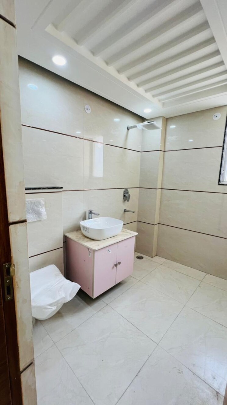 Bathroom, sushant-lok-3 3 Bedroom 260 Sq.Yd. Builder Floor In Sector 57 Gurgaon 8012732