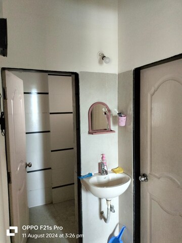 Bathroom in 4 BHK Apartment at Hiranandani Estate – for Rent